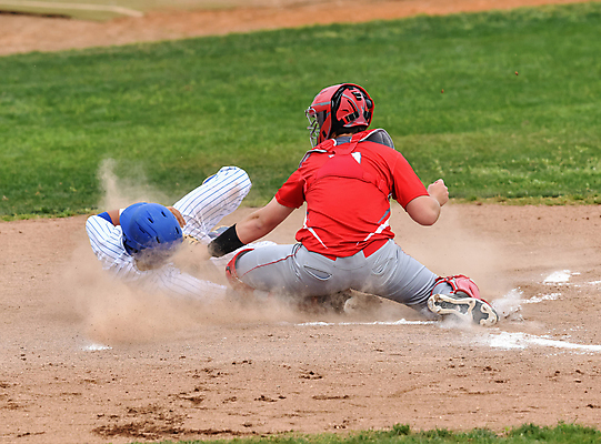 포토 JPG 해외이미지 주간 전신 남자 청소년 앉기 야외 두명 뒷모습 10대 야구 야구모자 야구복 야구장 포수 슬라이딩 십대남자만 해외포토 자연요소 모자_잡화 뷰포인트 스포츠시설 모션 사람 운동복 구기 야구용품 야구선수 남자만 십대만 파일형식 이미지허브