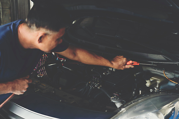 포토 JPG 해외이미지 손 남자 자동차 한명 상반신 성인 공구 잡기 기술자 수리 엔진 차량내부 차량점검 성인남자한명만 해외포토 직업 1 육상교통 모션 사람 내부 신체부위 도구 점검 남자한명만 성인남자만 파일형식 이미지허브