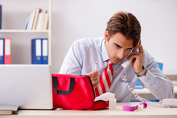 포토 JPG 해외이미지 남자 실내 한명 들기 상반신 성인 앞모습 비즈니스맨 구급상자 전화기 통화 응급치료 성인남자한명만 해외포토 1 뷰포인트 비즈니스 모션 사람 내부 치료 의료용품 직장인 남자한명만 성인남자만 파일형식 이미지허브