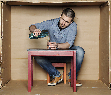포토 JPG 해외이미지 전신 백인 남자 의자 탁자 주류 한명 앉기 성인 앞모습 상자 사무실 업무 비즈니스맨 갇힘 답답함 성인남자한명만 해외포토 서양인 1 음료 뷰포인트 가구 비즈니스 모션 사람 작업 직장인 감각 남자한명만 성인남자만 파일형식 이미지허브