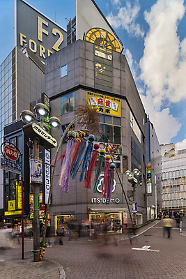 포토 JPG 해외이미지 십자가 비즈니스 건축양식 사람 사람없음 건물 여름 사무실 금속 일본 황혼 보행자 횡단보도 도쿄 사인 건너기 해외포토 건축물 계절 건축 아시아 모션 재질 일몰 보행로 파일형식 이미지허브