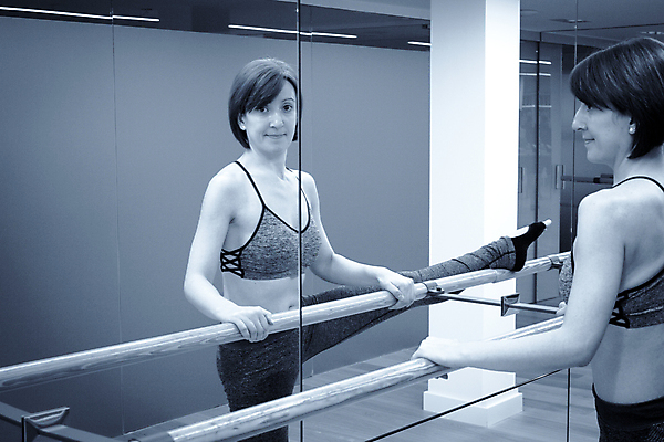 포토 JPG 해외이미지 백인 여자 실내 한명 사람 상반신 성인 옆모습 반사 거울 잡기 우아함 발레 연습 발레리나 발레바 성인여자한명만 해외포토 서양인 1 뷰포인트 컨셉 모션 내부 춤 여자한명만 성인여자만 파일형식 이미지허브