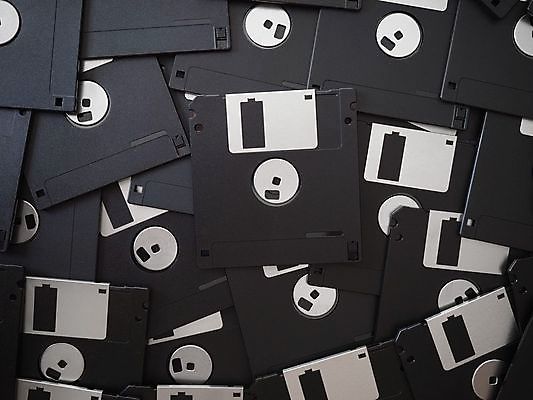 포토 JPG 해외이미지 사람없음 전자제품 컴퓨터 갈색 검은색 자료 계산기 수확 플로피디스크 오브젝트 복고 수납 옛날 많음 해외포토 컬러 컨셉 농업 문구용품 장비 파일형식 이미지허브