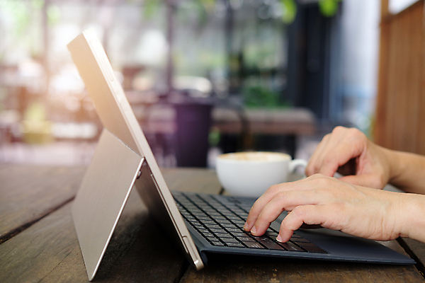 포토 JPG 해외이미지 손 디자인 커피 음료 백그라운드 인터넷 비즈니스 자연 탁자 아침 미술 사람 사람없음 컵 노트북 컴퓨터 사무실 갈색 우주 상점 검은색 쪽지 공책 공백 카페 우유 머그컵 잡기 비즈니스맨 뜨거움 네트워크 차 아침식사 연결 크림 책상 아로마 카푸치노 에스프레소 라떼 카페인 카피스페이스 해외포토 주간 식기 남자 컬러 가구 모션 문화예술 문구용품 유제품 신체부위 전자제품 식사 직장인 생태계 파일형식 이미지허브