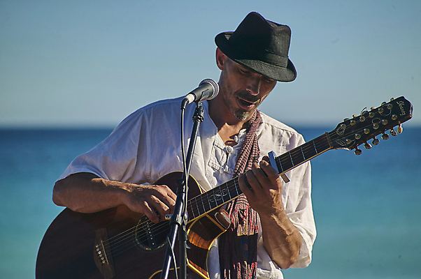 포토 JPG 해외이미지 주간 남자 바다 연주 한명 상반신 성인 야외 앞모습 여름 기타 마이크 기타리스트 성인남자한명만 버스킹 해외포토 자연요소 1 계절 음악 뷰포인트 음향기기 현악기 사람 공연 연주자 남자한명만 성인남자만 파일형식 이미지허브