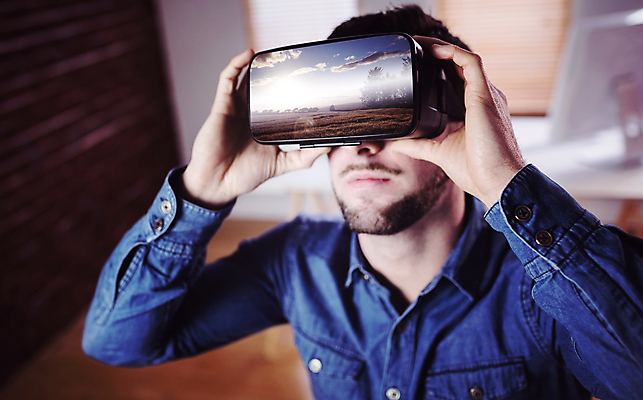 포토 JPG 해외이미지 서양인 남자 비즈니스 실내 한명 들기 상반신 성인 앞모습 착용 가상현실 성인남자한명만 오큘러스 VR기기 해외포토 외국인 1 뷰포인트 모션 사람 내부 기계 남자한명만 성인남자만 파일형식 이미지허브