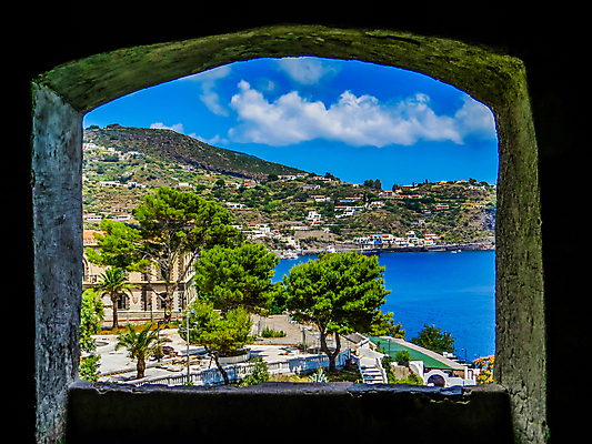 포토 JPG 해외이미지 유럽 바다 섬 여행 백그라운드 자연 낚시 휴가 산 주택 항해 풍경 사람없음 야외 가로 초록색 여름 파란색 컬러풀 햇빛 교회 마을 이탈리아 구멍 보트 지중해 아치 포트 타운 해외포토 계절 나라 컬러 배_교통 종교건축 레저 건물 태양 도시 생태계 파일형식 이미지허브