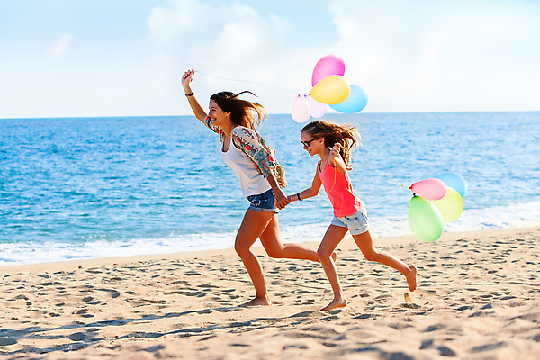 포토 JPG 해외이미지 주간 전신 여자 어린이 청소년 함께함 소녀 해변 야외 두명 여름 친구 여름휴가 바캉스 달리기 손잡기 우정 즐거움 풍선 여자만 해외포토 자연요소 계절 감정 바다 컨셉 관계 모션 휴가 사람 파일형식 여름_계절 이미지허브
