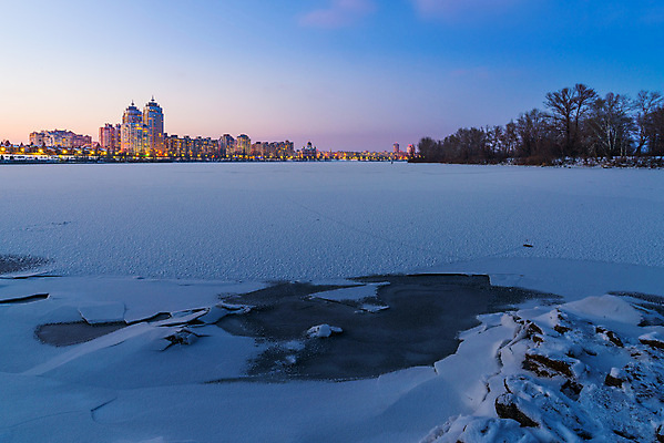 포토 JPG 해외이미지 나무 계절 여행 겨울 오렌지 건축양식 풍경 사람없음 야외 건물 파란색 빛 강 도시풍경 햇빛 평화 냉동 얼음 침묵 황혼 일몰 추위 도시 야간 저녁 마법 타운 우크라이나 해외포토 자연요소 식물 건축물 건축 유럽 컬러 컨셉 과일 태양 노을 소리 파일형식 이미지허브