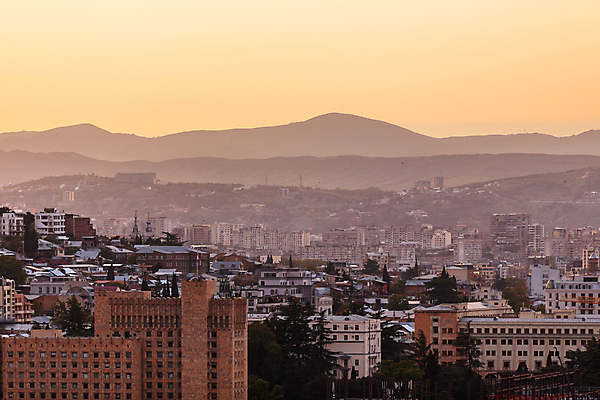 포토 JPG 해외이미지 여행 건축양식 지붕 산 거리 파노라마 사람없음 야외 건물 도시풍경 햇빛 고층빌딩 일몰 도시 언덕 타운 조지아 수평선 해외포토 건축물 건축 촬영기법 풍경 빌딩 태양 노을 동유럽 파일형식 이미지허브
