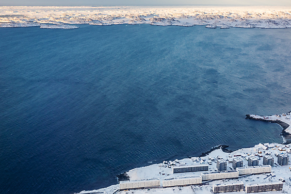 포토 JPG 해외이미지 외관 도로 바다 여행 겨울 건축양식 자연 산 거리 주택 안테나 파노라마 풍경 사람없음 야외 건물 물 마을 항구 블록 추위 흰색 도시 만 땅 북극 언덕 장면 북쪽 타운 리빙 그린란드 해외포토 자연요소 건축물 계절 건축 길 컬러 섬 통신 교통시설 촬영기법 덴마크 극지방 방향 생태계 파일형식 이미지허브
