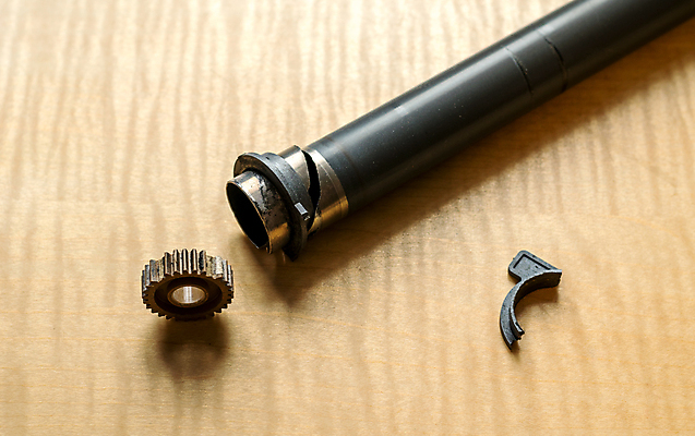 포토 JPG 해외이미지 조각 부분 탁자 표면 사람없음 사무실 금속 검은색 기계 손상 업무 균열 수리 은색 상품 고장 책상 묘사 오브젝트 롤러 고정 기어 유지 개선 깨짐 베어링 엘리먼트 철강 회복 해외포토 컬러 가구 컨셉 비즈니스 모션 재질 작업 파일형식 이미지허브