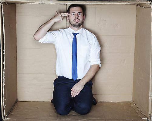 포토 JPG 해외이미지 전신 백인 남자 한명 앉기 성인 앞모습 상자 사무실 비즈니스맨 무릎꿇기 갇힘 답답함 성인남자한명만 해외포토 서양인 1 뷰포인트 비즈니스 모션 사람 직장인 감각 남자한명만 성인남자만 파일형식 이미지허브