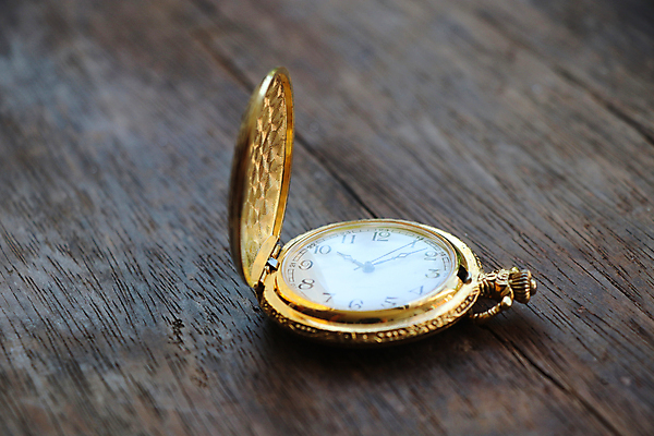 포토 JPG 해외이미지 디자인 시계 백그라운드 컨셉 탁자 아이디어 사람없음 목재 갈색 금속 침묵 수확 골동품 기구 시간 거친 역사 황금 클래식 우아함 주머니 작음 손목시계 질감 복고 청동 타이머 분 옛날 카운트다운 해외포토 나무 컬러 가구 농업 재료 장신구 재질 소리 크기 파일형식 이미지허브