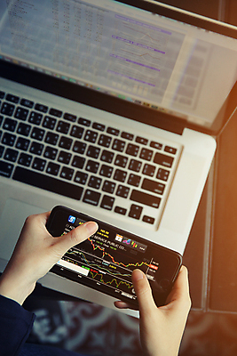 포토 JPG 해외이미지 손 그래프 들기 신체부위 노트북 스마트폰 컴퓨터 주식 분석 투자 해외포토 컨셉 비즈니스 모션 사람 금융 전자제품 핸드폰 스마트기기 파일형식 이미지허브