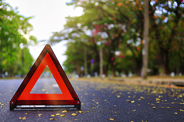 포토 JPG 해외이미지 주간 도로 사람없음 야외 아웃포커스 삼각형 위험 비상등 해외포토 자연요소 도형 길 컨셉 교통시설 촬영기법 파일형식 이미지허브