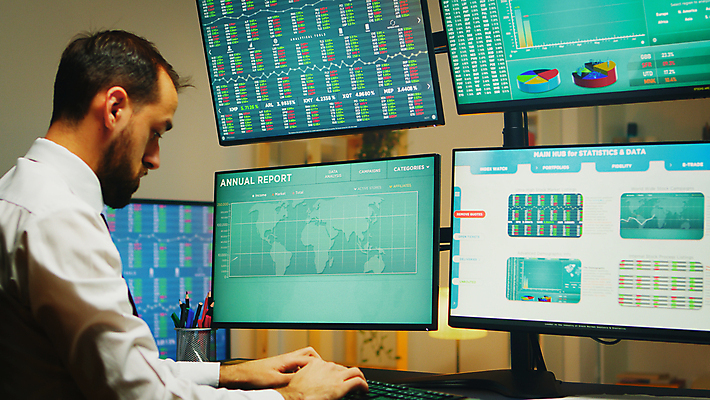 포토 JPG 해외이미지 서양인 응시 남자 그래프 한명 정장 상반신 성인 옆모습 금융 컴퓨터 사무실 모니터 비즈니스맨 주식 투자 성인남자한명만 해외포토 외국인 1 시선 옷 뷰포인트 비즈니스 사람 경제 전자제품 직장인 남자한명만 성인남자만 파일형식 이미지허브