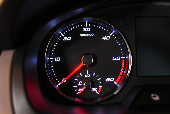 포토 JPG 해외이미지 디자인 도로 스포츠 포즈 백그라운드 교통시설 자동차 사람없음 빨간색 빛 달리기 숫자 검은색 힘 경쟁 운전 기구 판넬 바 휘발유 계산대 측정 사인 속도 연료 온도 다이얼 엔진 계량기 모터 게이지 계기판 속도계 자동 제어 충고 한계 해외포토 문자 길 육상교통 컬러 교통 컨셉 모션 석유 시설 파일형식 이미지허브