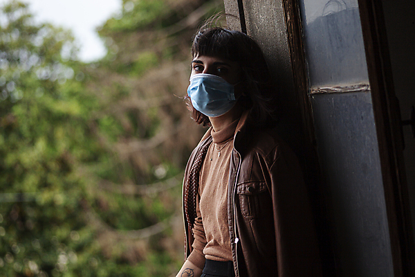 포토 JPG 해외이미지 백인 여자 얼굴 어린이 창문 주택 건강 병원 가면 한명 안전 사람 약 건강관리 고통 환자 의사 흰색 호흡기관 바이러스 보호 질병 위험 예방 감염 박테리아 고립 돌봄 인플루엔자 전염병 해외포토 서양인 1 감정 컬러 컨셉 의학 모션 관리 건물 신체부위 의료진 장기_의학 파일형식 이미지허브