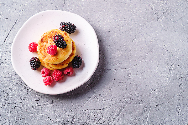 포토 JPG 해외이미지 접시 회색배경 사람없음 달콤 산딸기 블랙베리 팬케이크 콘크리트 카피스페이스 해외포토 식기 백그라운드 과일 케이크 공백 회색 맛 파일형식 이미지허브