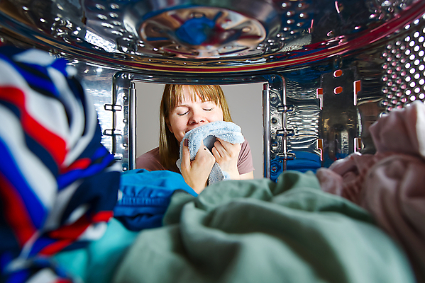 포토 JPG 해외이미지 응시 옷 여자 컨셉 가사 가정 주택 실내 한명 사람 성인 가로 세로 30대 문 금속 기계 펼침 장비 직물 오픈 씻기 빨래 드라이어 드럼 세탁기 청소부 철강 해외포토 직업 1 시선 모션 재질 타악기 내부 건물 장년 청결 가전제품 미용용품 파일형식 이미지허브