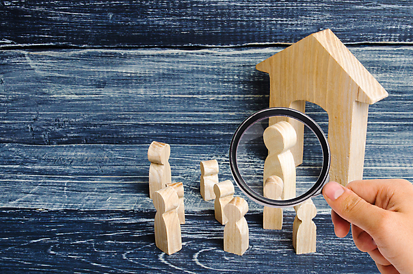 포토 JPG 해외이미지 손 가족 돋보기 실내 들기 신체부위 관찰 말_게임 확대 집모양 나무배경 해외포토 모양 백그라운드 관계 모션 사람 내부 파일형식 이미지허브