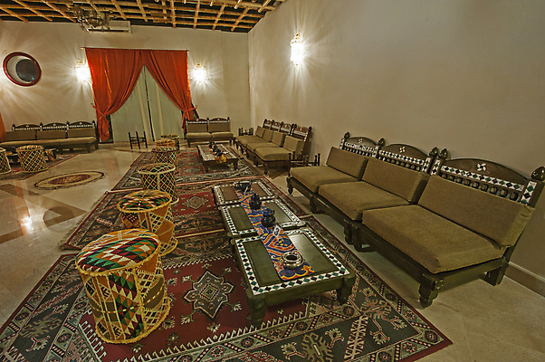 포토 JPG 해외이미지 전통 벽 의자 중동 건축양식 탁자 실내 동양인 사람없음 내부 목재 빛 카페 바 야간 저녁 해외포토 자연요소 나무 건축 나라 가구 재료 인종 상점 파일형식 이미지허브