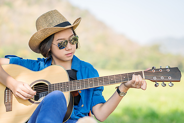 포토 JPG 해외이미지 나무 1 라이프스타일 여자 안경 음악 밭 태국 자연 놀이 짧은머리 한명 사람 앉기 동양인 야외 10대 선글라스 음악가 기구 기타 도시 클래식 닫기 기타리스트 혼자 해외포토 식물 직업 헤어스타일 잡화 아시아 컨셉 농업 모션 청소년 현악기 문화예술 인종 생활 연주자 생태계 파일형식 이미지허브