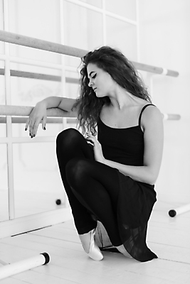 포토 JPG 해외이미지 전신 백인 여자 흑백 실내 한명 사람 성인 앞모습 우아함 발레 발레리나 발레복 웅크림 성인여자한명만 해외포토 서양인 1 옷 뷰포인트 컨셉 모션 촬영기법 내부 춤 여자한명만 성인여자만 파일형식 이미지허브