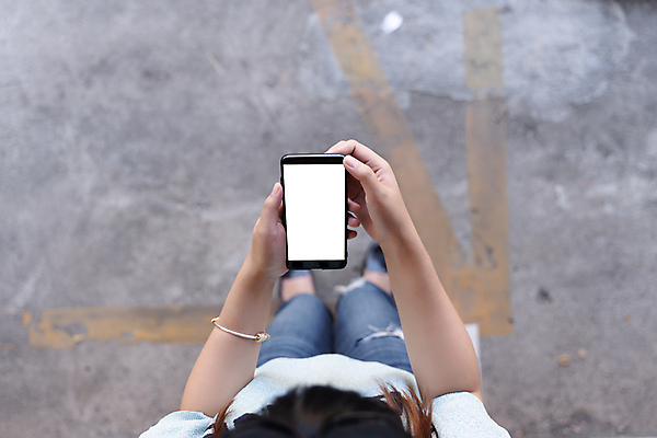 포토 JPG 해외이미지 라이프스타일 손 응시 여자 백그라운드 인터넷 비즈니스 통신 모바일 주택 사람 앉기 성인 사람없음 컴퓨터 알약 우주 디지털 스크린 공백 터치 흰색 잡기 닫기 무선전화기 전자 온라인 패드 거짓 미니 터치스크린 목업 해외포토 시선 컬러 모션 건물 생활 신체부위 전자제품 약 전화기 파일형식 이미지허브