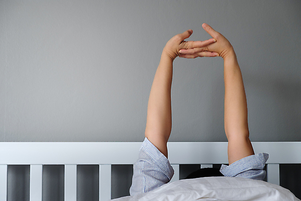 포토 JPG 해외이미지 라이프스타일 손 여자 행복 무기 백그라운드 손가락 베개 아침 휴식 주택 실내 사람 성인 사람없음 파란색 기쁨 침실 방 회색 흰색 침대 담요 오르기 게으름 카피스페이스 해외포토 주간 감정 컬러 가구 컨셉 침구 모션 내부 건물 생활 신체부위 공백 파일형식 이미지허브