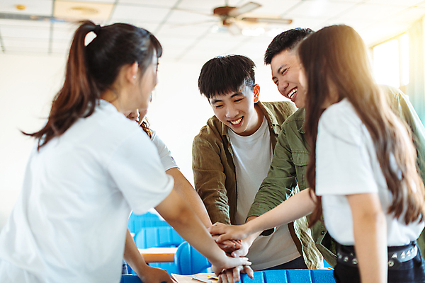 포토 JPG 해외이미지 학생 여자 교육 남자 행복 의자 교실 학교 동양인 여러명 상반신 옆모습 10대 우정 책상 손모으기 십대만 해외포토 감정 뷰포인트 가구 다수 청소년 사람 인종 손짓 친구 파일형식 이미지허브
