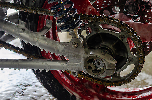 포토 JPG 해외이미지 근접촬영 사람없음 자전거 거품 청소 세차 자전거바퀴 자전거체인 해외포토 뷰포인트 바이크 파일형식 이미지허브