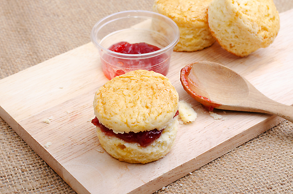 포토 JPG 해외이미지 실내 사람없음 나무숟가락 딸기잼 나무도마 부스러기 스콘 해외포토 빵 도마 내부 목재 숟가락 잼 파일형식 이미지허브