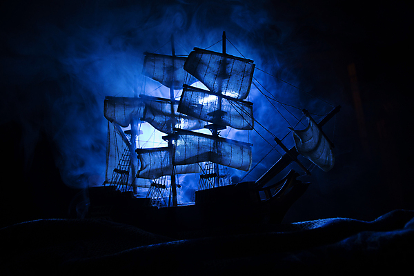 포토 JPG 해외이미지 실루엣 백그라운드 사람없음 파란색 빛 연기 신비 해적선 돛대 해외포토 컬러 컨셉 배_교통 촬영기법 파일형식 이미지허브