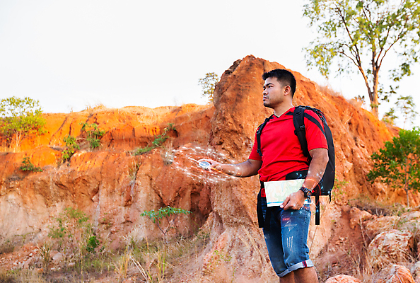 포토 JPG 해외이미지 백인 라이프스타일 손 남자 여행 컨셉 지도 가이드 배낭 자연 휴가 화살 산 한명 사람 야외 그래픽 여행객 하이킹 장비 탐험 잡기 숲 나침반 방향 모험가 스마트 손목시계 위치 북쪽 네비게이션 발견 루트 방법 오리엔테이션 지능 하이커 해외포토 서양인 직업 1 시계 가방 장신구 모션 레저 생활 신체부위 생태계 파일형식 이미지허브