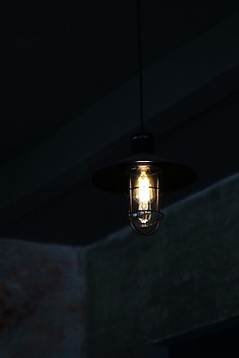 포토 JPG 해외이미지 모양 디자인 가구 컨셉 전구 건축양식 호텔 주택 프레임 실내 따뜻함 그림자 사람없음 내부 장식 빛 노란색 검은색 어둠 힘 방 에너지 수확 흰색 등불 램프 원형 우아함 야간 오브젝트 천장 복고 옛날 해외포토 자연요소 도형 건축 컬러 생활용품 농업 숙소 조명 건물 파일형식 이미지허브