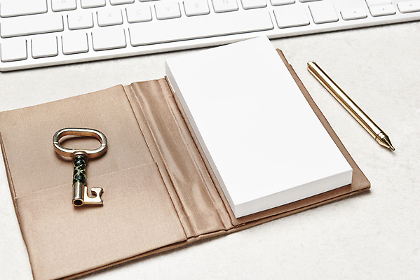 포토 JPG 해외이미지 디자인 종이 비즈니스 열쇠 직장 사람없음 책 빛 컴퓨터 사무실 펜 우주 공백 흰색 키보드 업무 작업실 책상 오브젝트 레이아웃 머리위 패드 정물화 미니멀 해외포토 컬러 가구 회사 전자제품 필기구 작업 그림 파일형식 이미지허브