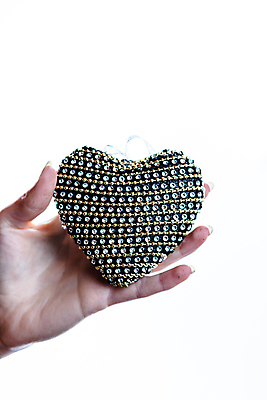 포토 JPG 해외이미지 모양 손 디자인 커플 여자 행복 감정 백그라운드 컨셉 휴가 발렌타인데이 관리 선물 사랑 미술 사람 사람없음 장식 빨간색 우주 흰색 하트 축하 인사 잡기 신용카드 달콤 심볼 싱글 주기 열정 팔 고립 해외포토 컬러 관계 모션 데이이벤트 문화예술 신체부위 금융 예절 맛 파일형식 이미지허브