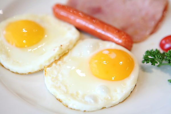 포토 JPG 해외이미지 접시 실내 근접촬영 사람없음 소시지 아침식사 계란프라이 슬라이스햄 해외포토 식기 뷰포인트 내부 식사 가공식품 계란요리 햄 파일형식 이미지허브