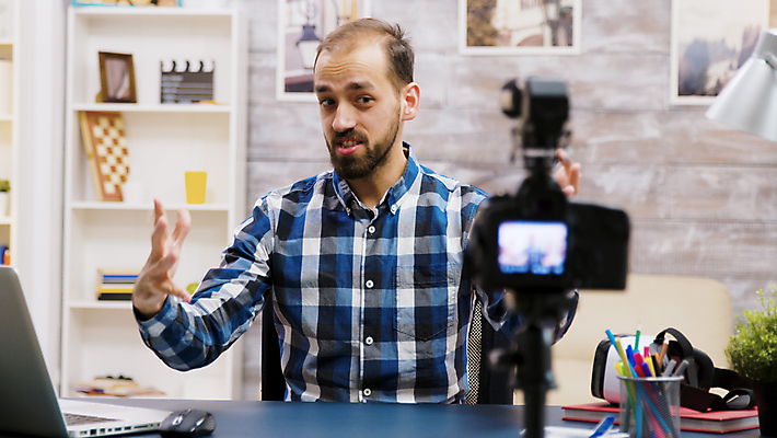 포토 JPG 해외이미지 남자 액자 책장 한명 손짓 상반신 성인 앞모습 책 노트북 카메라 촬영 책상 방송 촬영실 성인남자한명만 유튜버 해외포토 1 뷰포인트 가구 모션 사람 전자제품 공간 남자한명만 성인남자만 파일형식 크리에이터 이미지허브