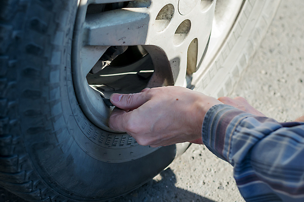 포토 JPG 해외이미지 직업 손 남자 산업 비즈니스 교통시설 자동차 노동자 기술 사람 사람없음 기계 장비 운전 공구 잡기 업무 작업 바퀴 수술 수리 닫기 서비스 타이어 호스 튜브 정비공 고무 펌프 유지 삽입 설치 업로드 자동 차고 해외포토 육상교통 교통 의학 모션 신체부위 치료 도구 기술자 시설 파일형식 이미지허브
