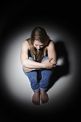 포토 JPG 해외이미지 백인 여자 감정 컨셉 생각 청소년 실내 그림자 한명 사람 앉기 20대 사람없음 세로 빛 슬픔 고독 고민 문제 스포트라이트 배려 우울증 적자 카피스페이스 해외포토 서양인 1 모션 청년 내부 공백 질병 파일형식 이미지허브