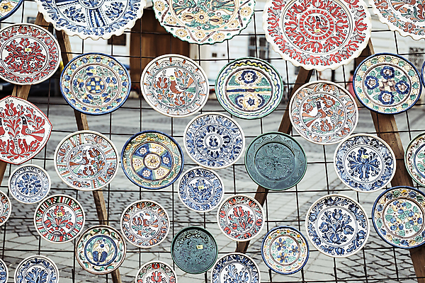 포토 JPG 해외이미지 모양 전통 식기 접시 디자인 문화 조각 패턴 기술 미술 사람없음 장식 컵 컬러풀 갈색 페인트 수확 시골 조끼 업무 항아리 도자기 사발 냄비 공예 오브젝트 기념품 점토 토기 루마니아 수공예 옛날 트란실바니아 핸드메이드 해외포토 유럽 컬러 무늬 농업 문화예술 취미 외투 작업 용기_그릇 사기그릇 솥 파일형식 이미지허브