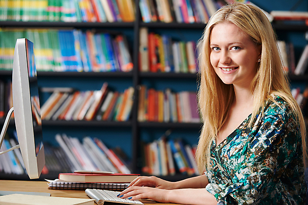 포토 JPG 해외이미지 백인 학생 응시 여자 교육 행복 대학생 교실 한명 미소 웃음 사람 앉기 10대 가로 컴퓨터 모니터 키보드 작업 도서관 해외포토 서양인 1 시선 감정 학교 모션 청소년 표정 전자제품 파일형식 이미지허브