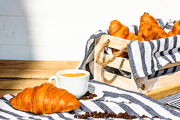 포토 JPG 해외이미지 전통 커피 음식 백그라운드 탁자 호텔 요리 사람없음 목재 갈색 식사 어둠 카페 빵집 신선 달콤 맛 아침식사 나무상자 굽기 퍼프 버터 카푸치노 에스프레소 프랑스어 고립 카페인 페스츄리 핸드메이드 미니멀리스트 해외포토 나무 문자 음료 빵 컬러 가구 컨셉 재료 숙소 상자 상점 구이 파일형식 이미지허브