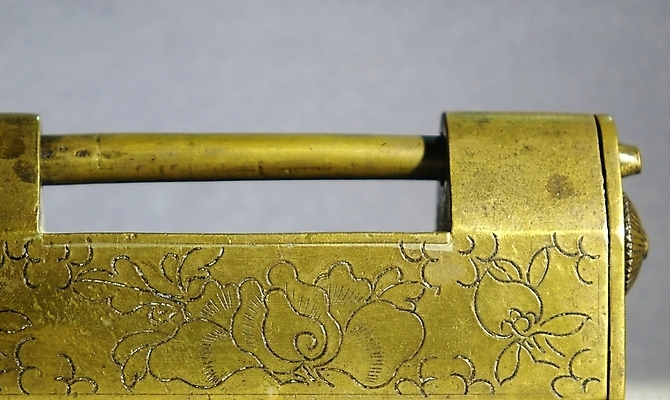 포토 JPG 해외이미지 문화 꽃무늬 패턴 자물쇠 사람없음 상자 금속 중국 골동품 바 재산 잠금 청동 옛날 해외포토 꽃 아시아 무늬 재질 금융 보안 파일형식 이미지허브