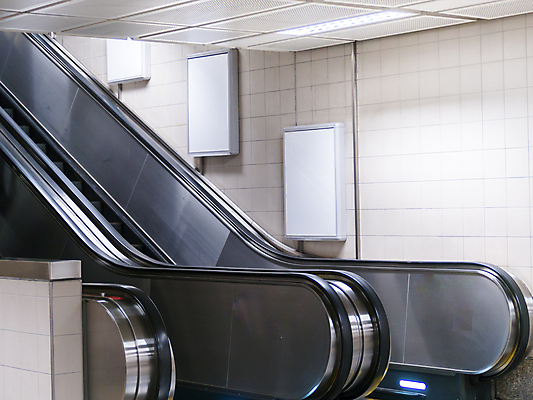 포토 JPG 해외이미지 템플릿 배너 포스터 벽 백그라운드 비즈니스 거리 간판 프레임 광고판 실내 사람없음 내부 빛 우주 공백 방 흰색 도시 판넬 복도 전철 역 큼 사인 통로 상업 캔버스 에스컬레이터 지하 계산서 거짓 마케팅 목업 해외포토 육상교통 컬러 교통시설 대중교통 알림판 크기 판 파일형식 이미지허브