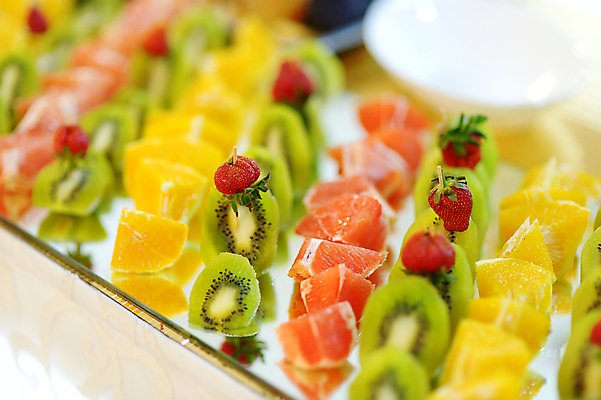 포토 JPG 해외이미지 그릇 식기 접시 디자인 열매 결혼 오렌지 과일 탁자 딸기 귤 수박 기념 키위 이벤트 사람없음 내부 장식 파티 요식업 식당 식사 저녁식사 희망 식탁보 흰색 신선 고급 우아함 달콤 은색 배열 서비스 메뉴 기회 슬라이스 설정 점심식사 완벽 접수 정중 해외포토 식물 감정 산업 컬러 가구 컨셉 상점 맛 파일형식 이미지허브