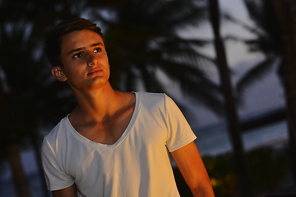 포토 JPG 해외이미지 백인 모델 1 라이프스타일 응시 남자 행복 감정 아들 얼굴 어린이 포즈 백그라운드 셔츠 한명 사람 소년 파란색 금발 유행 흰색 표현 아기 작음 고립 심각 천진난만 스타일 해외포토 서양인 헤어스타일 시선 컬러 컨셉 상의 가족 생활 신체부위 크기 파일형식 이미지허브